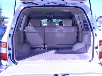 2005 Toyota Land Cruiser Photos