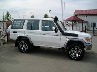 2010 Toyota Land Cruiser Photos