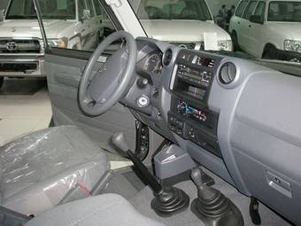 2011 Toyota Land Cruiser Photos