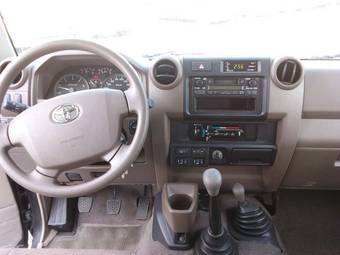 2011 Toyota Land Cruiser Photos