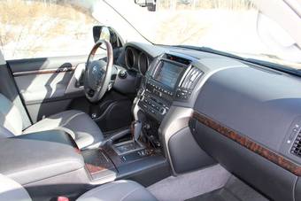 2011 Toyota Land Cruiser Pictures
