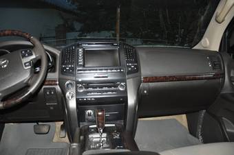 2011 Toyota Land Cruiser Pictures