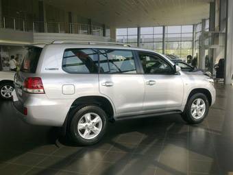 2011 Toyota Land Cruiser Pictures