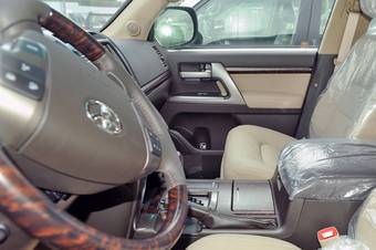 2011 Toyota Land Cruiser Photos