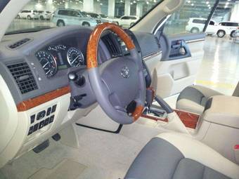2012 Toyota Land Cruiser Images