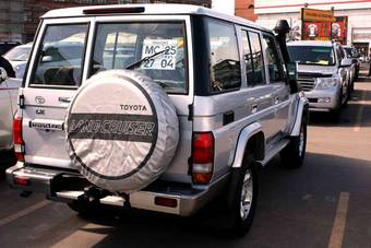 2012 Toyota Land Cruiser Photos