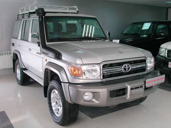 2012 Toyota Land Cruiser Photos