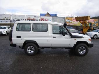 2012 Toyota Land Cruiser Photos