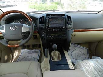 2012 Toyota Land Cruiser Images