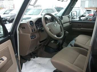 2012 Toyota Land Cruiser Images