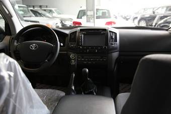 2012 Toyota Land Cruiser Images