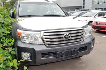 2012 Toyota Land Cruiser Photos