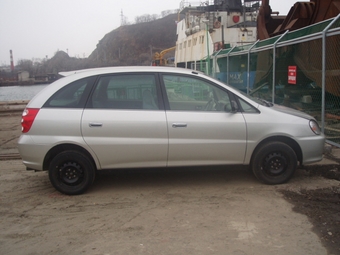 2000 Toyota Nadia