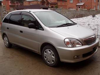 2000 Toyota Nadia