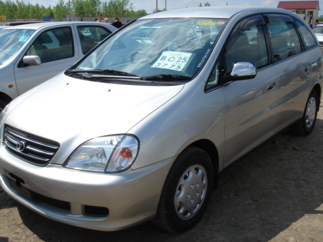 2000 Toyota Nadia