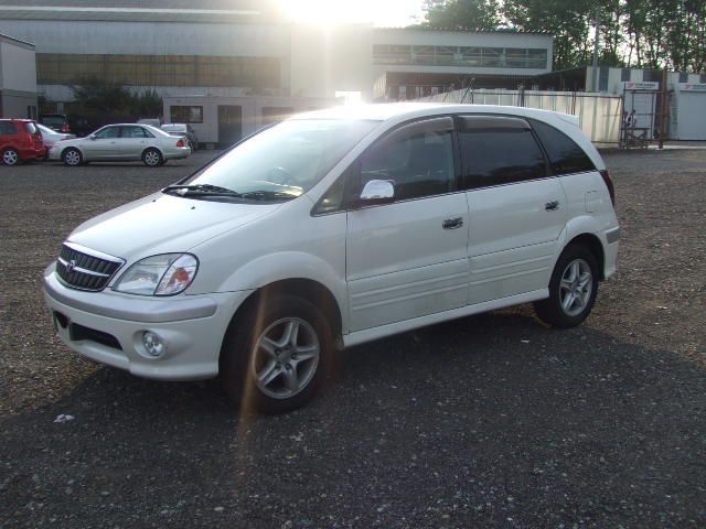 2000 Toyota Nadia