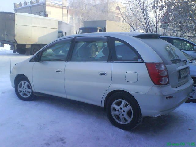 2000 Toyota Nadia