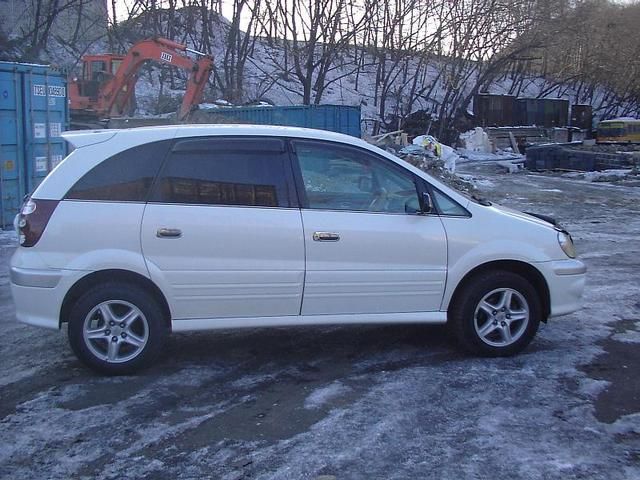 2000 Toyota Nadia