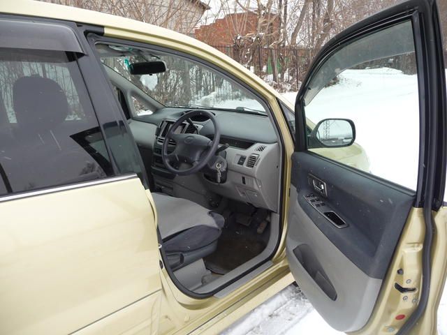 2000 Toyota Nadia