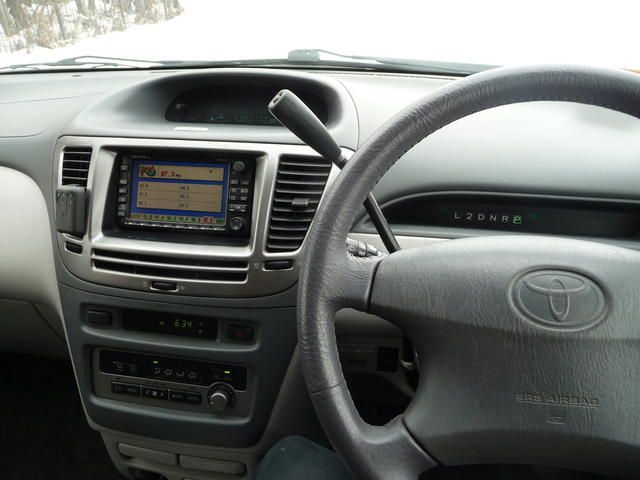 2000 Toyota Nadia