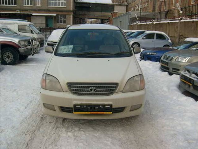 2000 Toyota Nadia