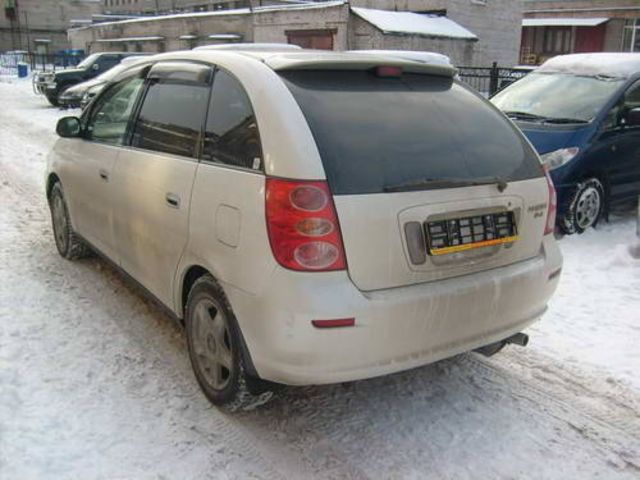 2000 Toyota Nadia