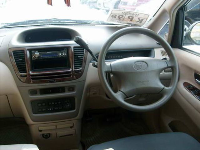 2000 Toyota Nadia