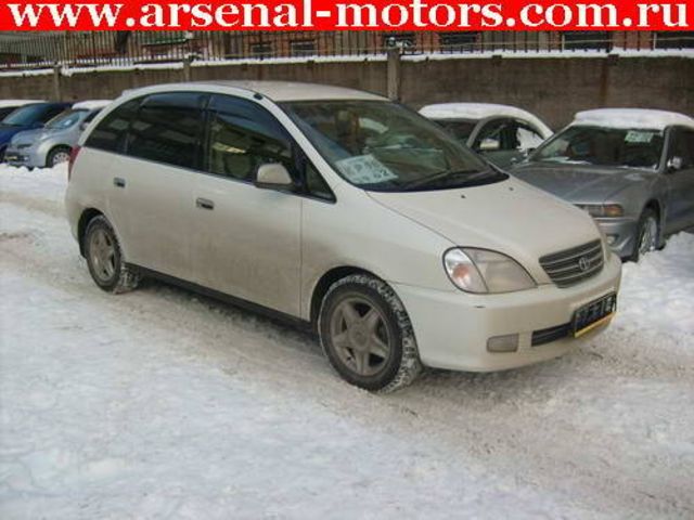 2000 Toyota Nadia
