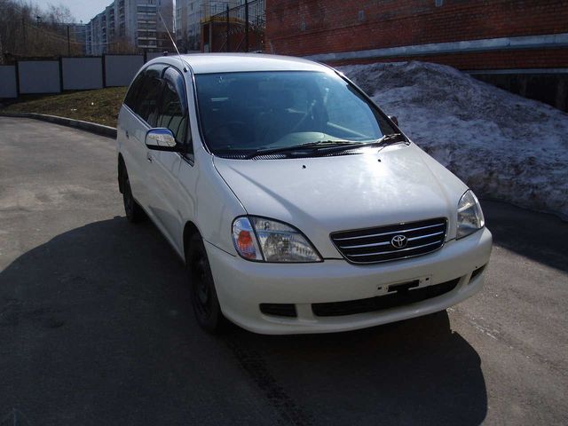 2000 Toyota Nadia