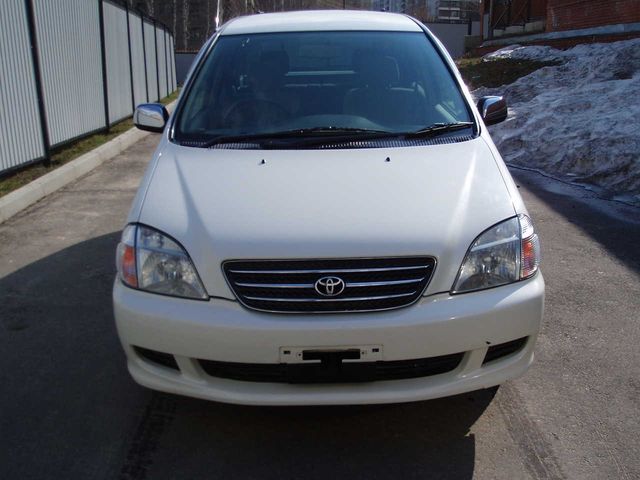 2000 Toyota Nadia