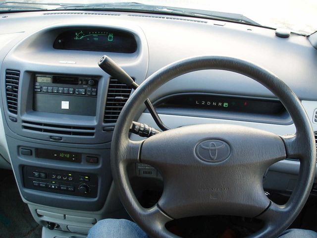 2000 Toyota Nadia