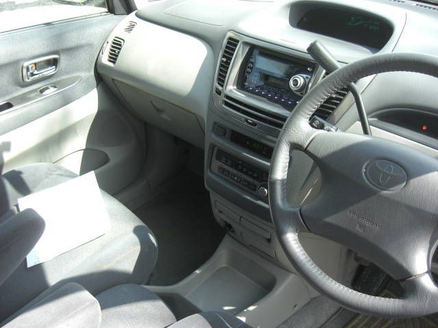 2000 Toyota Nadia