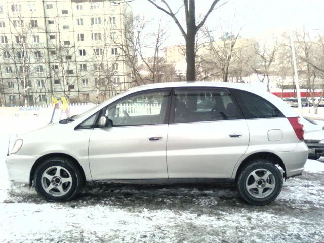 2000 Toyota Nadia