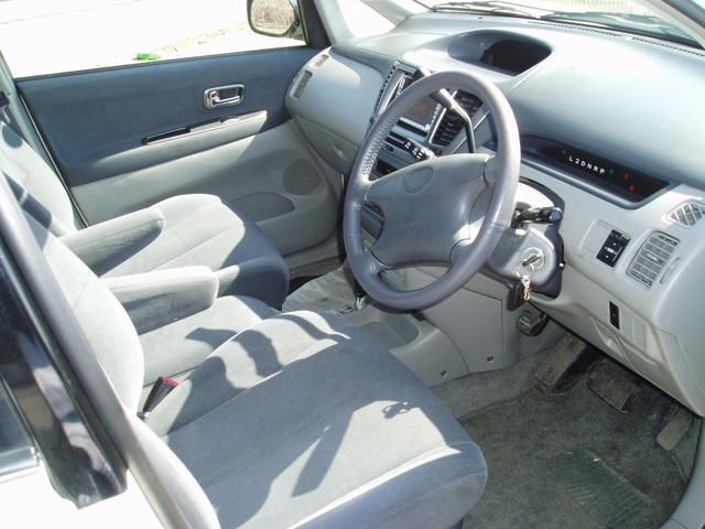 2000 Toyota Nadia