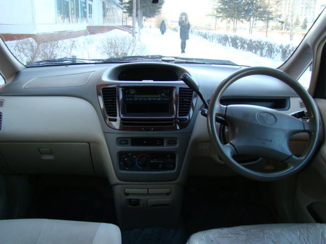 2000 Toyota Nadia