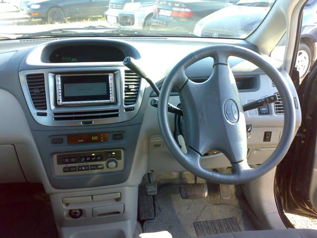 2000 Toyota Nadia