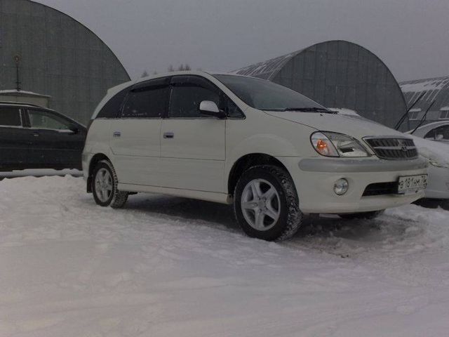 2000 Toyota Nadia