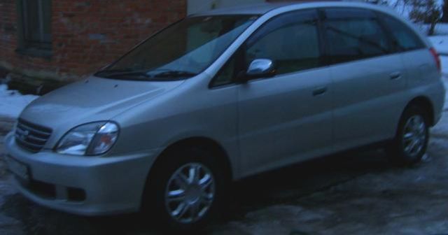 2000 Toyota Nadia