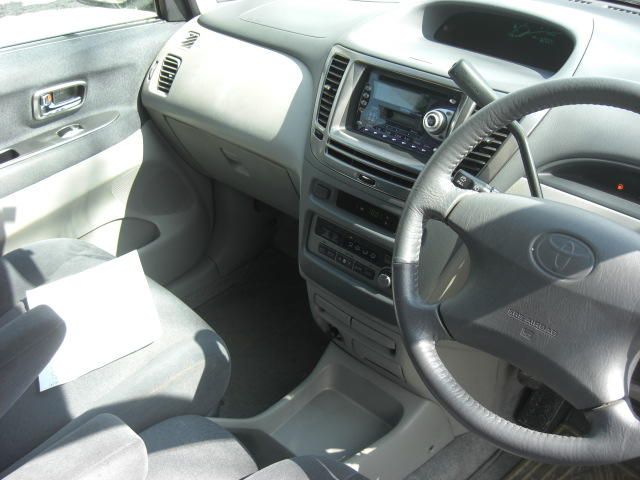 2000 Toyota Nadia