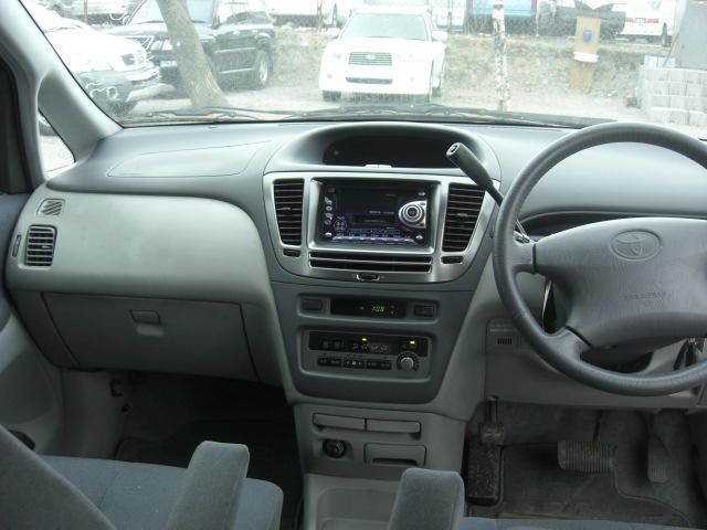 2000 Toyota Nadia