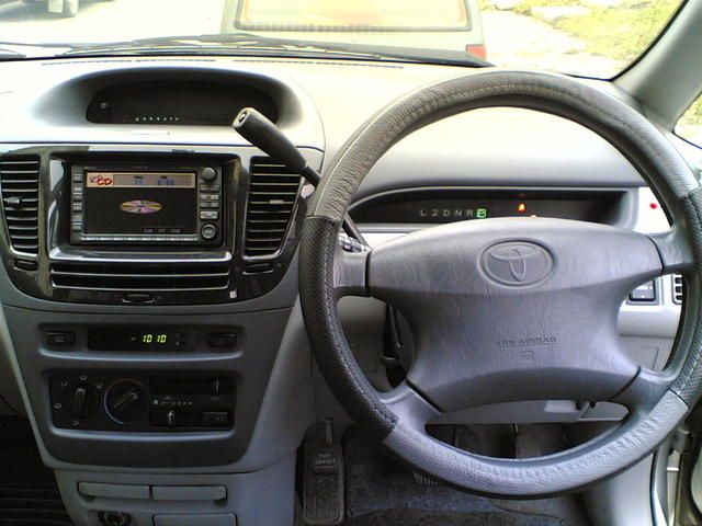 2000 Toyota Nadia