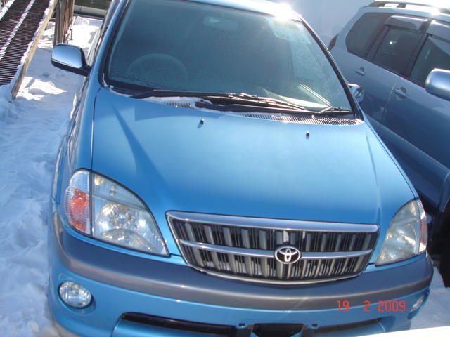 2000 Toyota Nadia