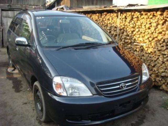 2000 Toyota Nadia
