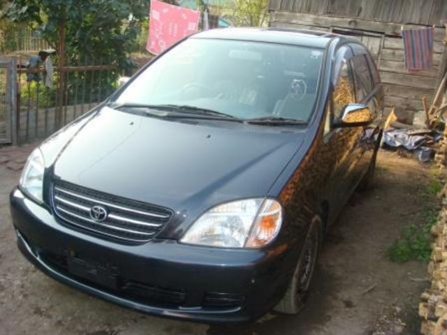 2000 Toyota Nadia