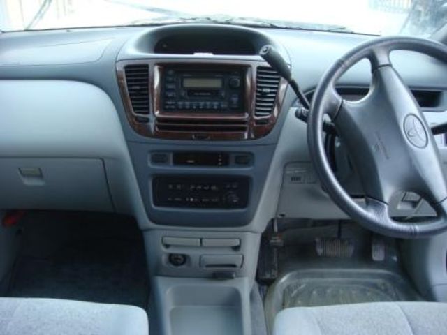 2000 Toyota Nadia