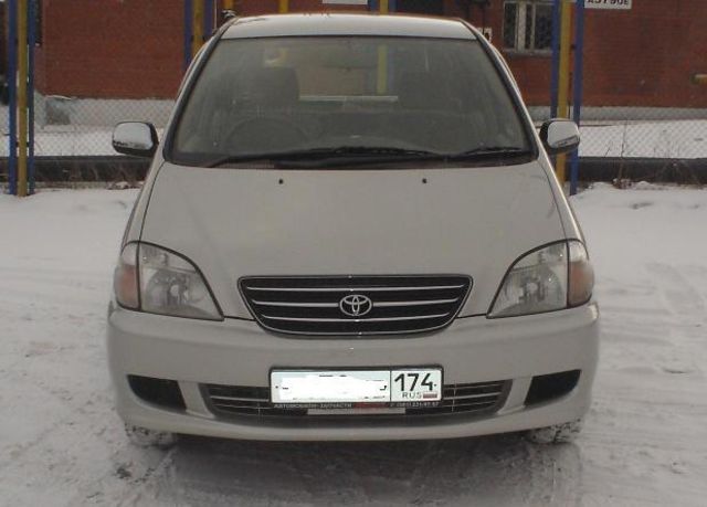 2000 Toyota Nadia