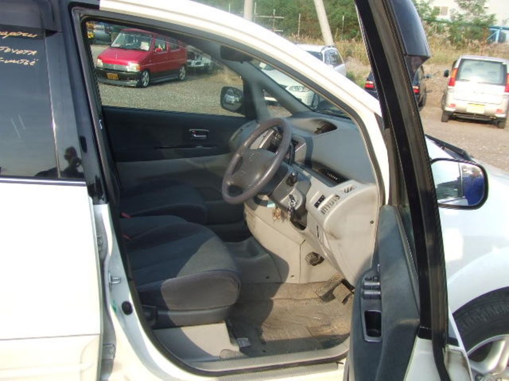 2000 Toyota Nadia
