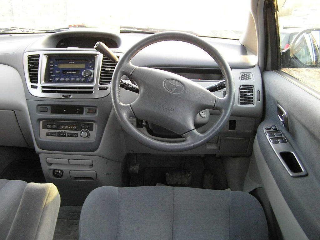 2000 Toyota Nadia