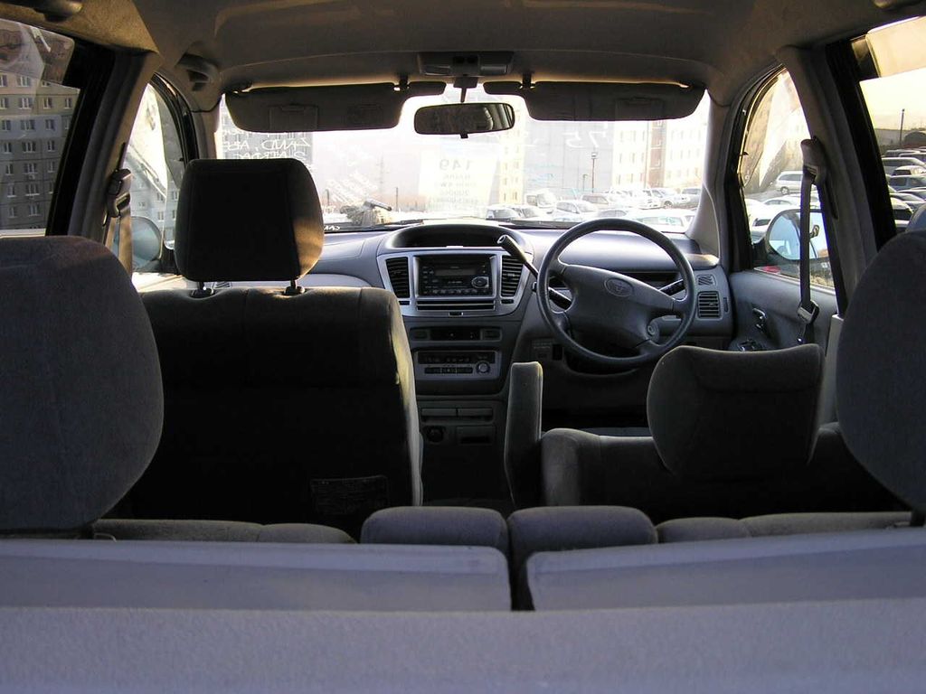 2000 Toyota Nadia