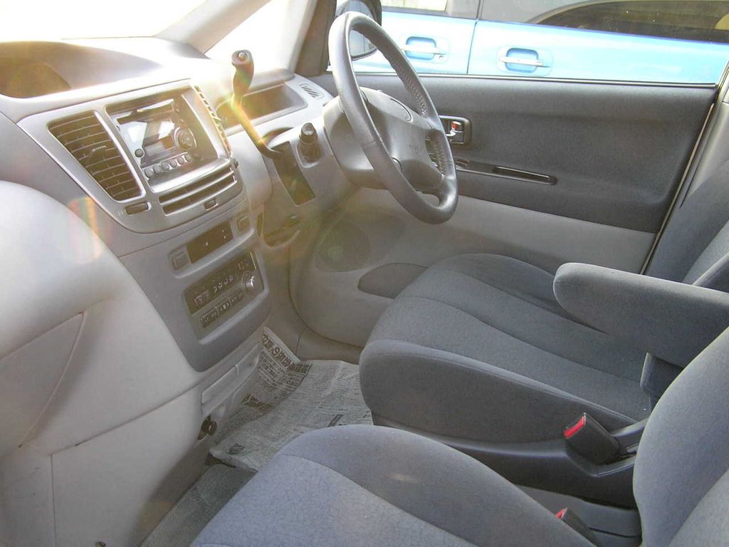 2000 Toyota Nadia